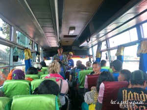 Bus indonésien roulant de Java à Bali