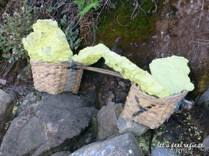 Panier de soufre provenant de Kawah Ijen
