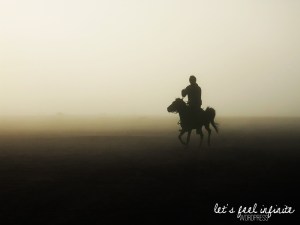 Cavalier dans la brume au pied du Mont Bromo