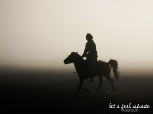 Cavalier dans la brume au pied du Mont Bromo