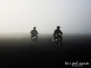 Motos dans la brume au pied du Mont Bromo