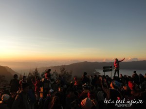 Touristes photographiant le lever de soleil au viewpoint Pananjakan du Mont Bromo